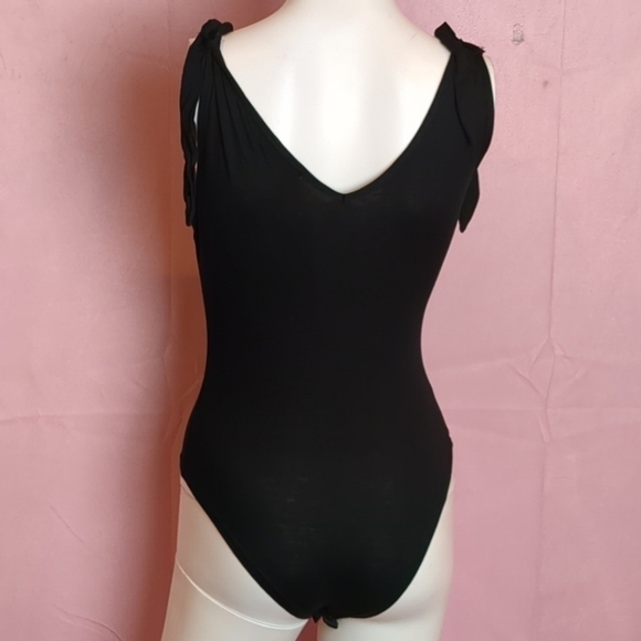 Nasty Gal Tie Shoulder Plunge Neck Black Bodysuit size 4 - Picture 2 of 5